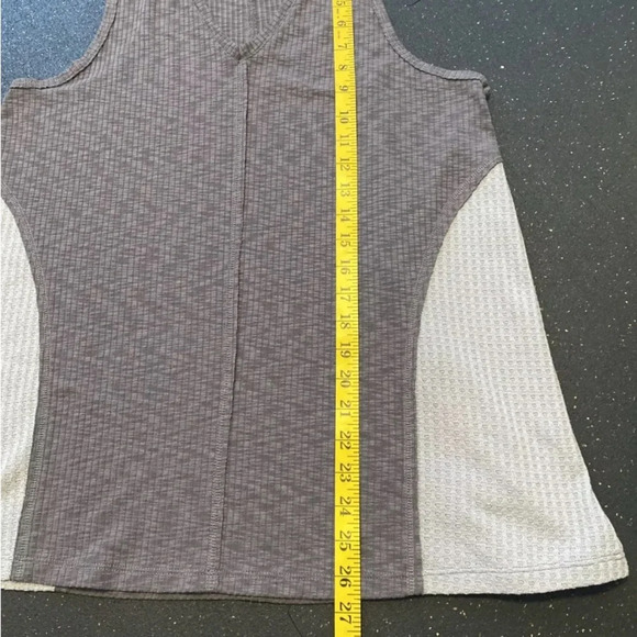 BKE Buckle Gray Two Toned Waffle Tank Top V-Neck Womens Large Great condition - Picture 6 of 8